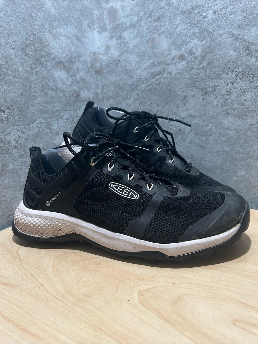 black and white KEEN Explore Vent Hiking Shoes  men’s size 9.5